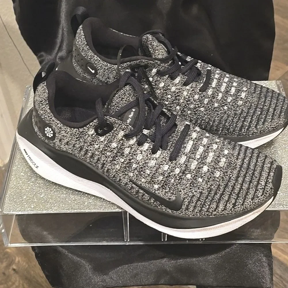 Nike Women's Black and Gray Knit Athletic Running Shoes
